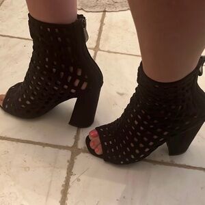Price ⬇️ Black Suede Boots Cape Robbin